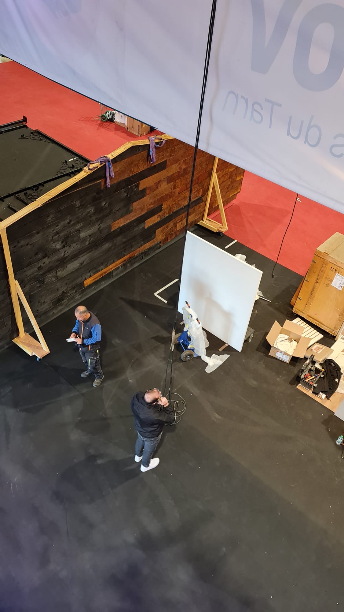 Montage du stand Coop’Renov au salon de l’habitat d’Albi en 2025, vue du dessus