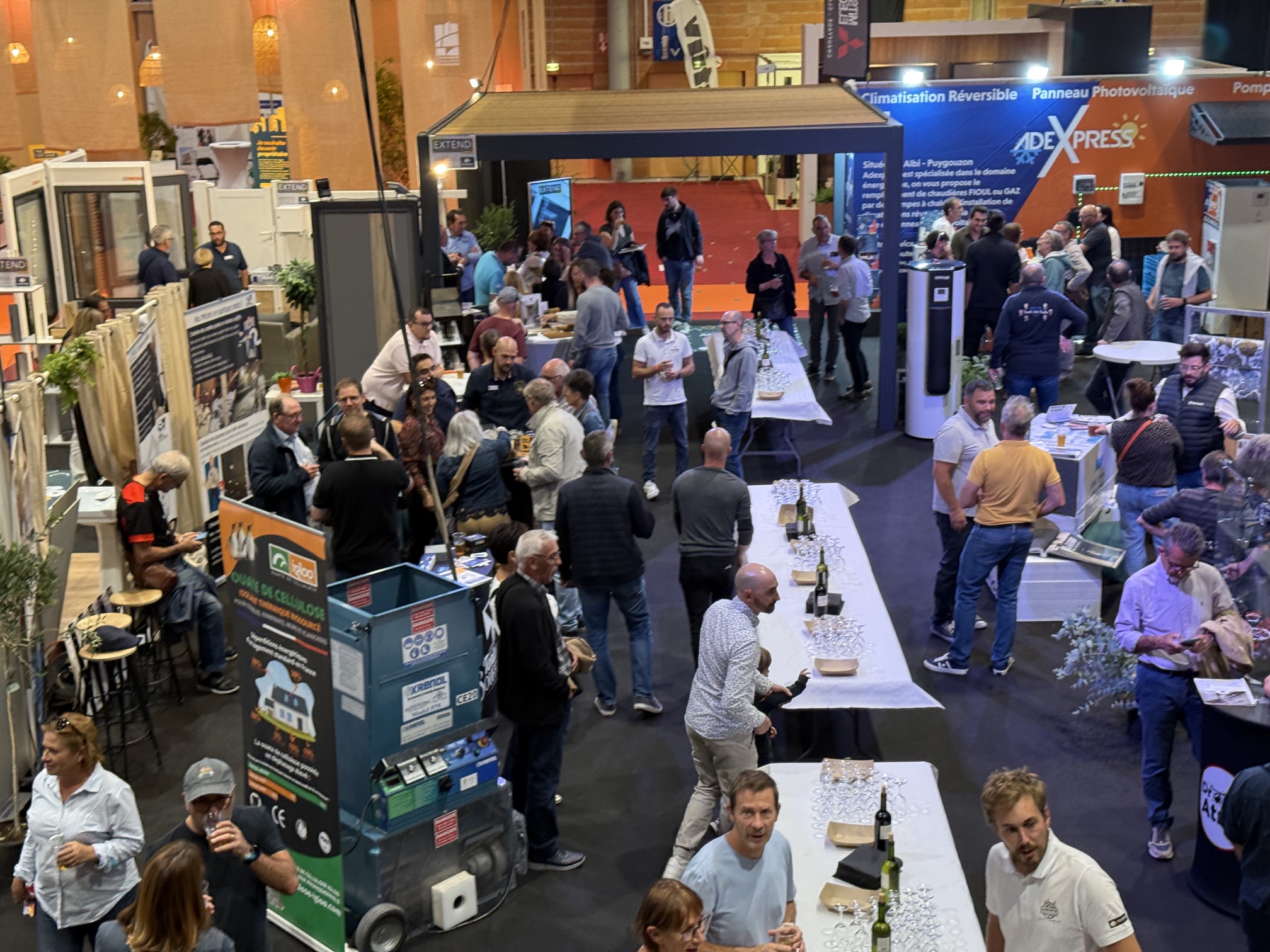 Clients et artisans Coop’Renov réunis autour de l’apéritif dînatoire pendant la soirée du salon Habitarn 2025 à Albi